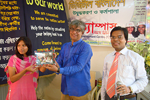 Proprietor of Ananda Computers (Now ICT Minister), Mustafa Jabbar handing over a gift to a participant of Digital Bangladesh Workshop organized by Campus Social                   Development Center at Campus Auditorium. (2009)